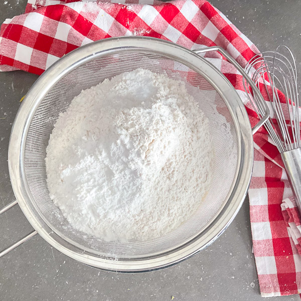 Ajouter la farine tamisée avec la poudre à pâte et le bicarbonate