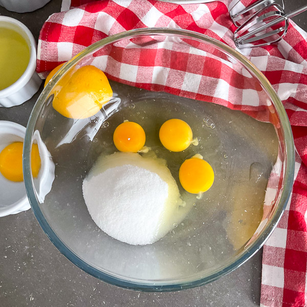 Mettre les oeufs, le sucre et la vanille dans un bol