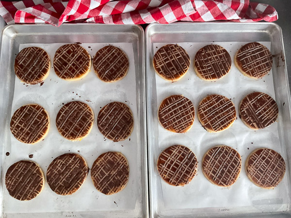 Enfourner dans un four préchauffé à 350°F (180°C) et cuire jusqu’à ce que les galettes soient bien dorées.