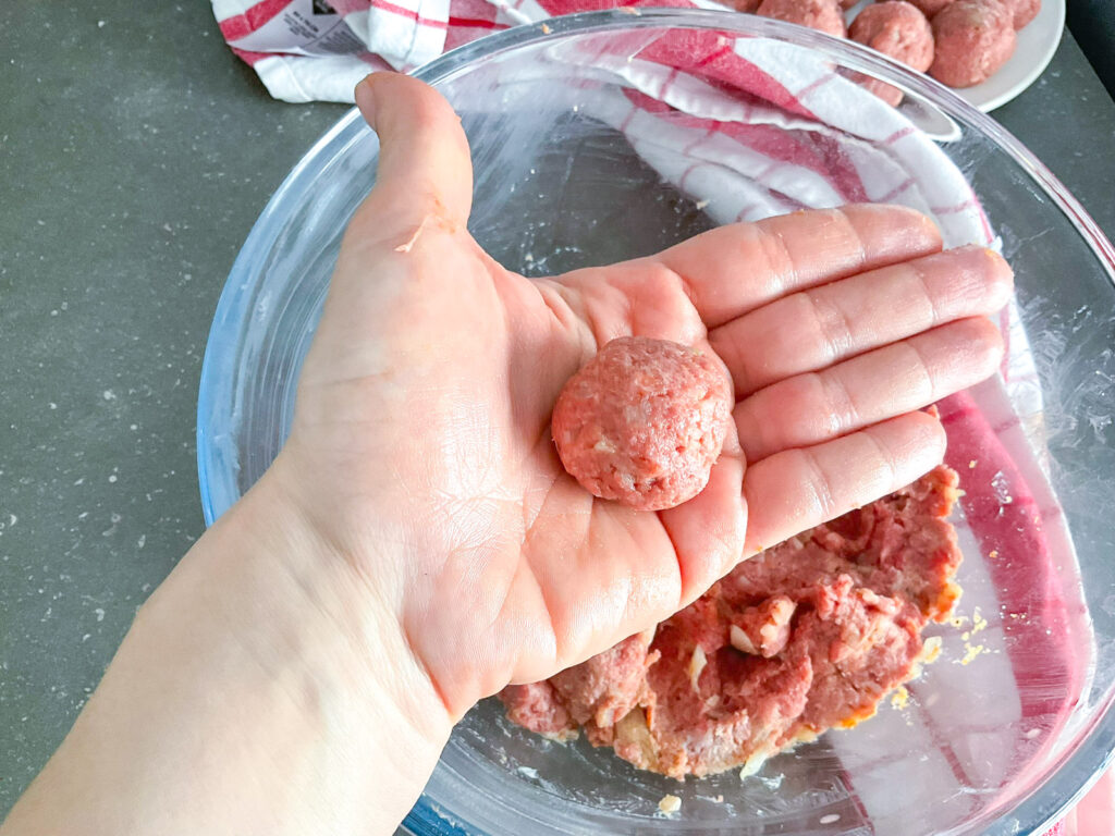 Former des boulettes sans les compacter pour garder une texture tendre.