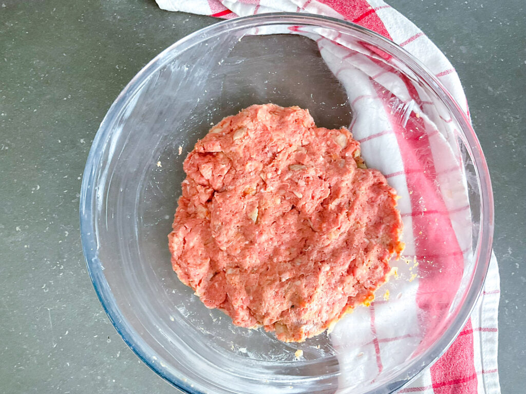 Mélanger juste ce qu’il faut, sans trop travailler la viande.