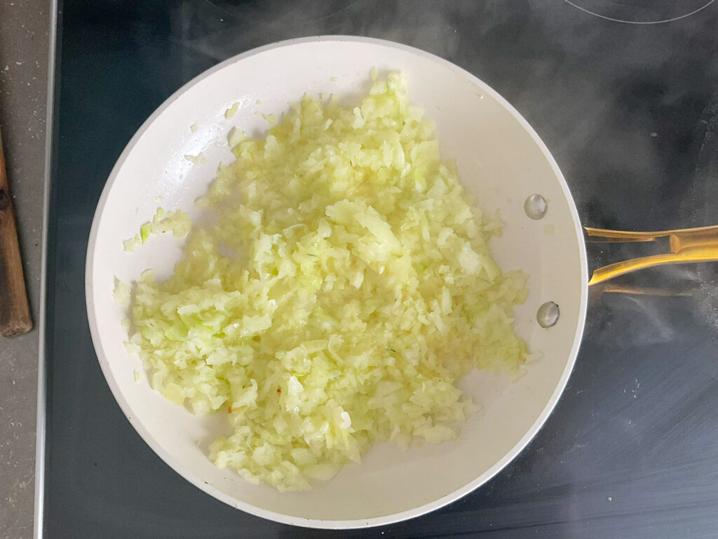 Faire revenir les oignons finement hachés dans un filet d’huile d’olive jusqu’à ce qu’ils deviennent translucides.