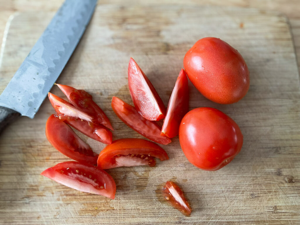Couper les tomates en quartiers