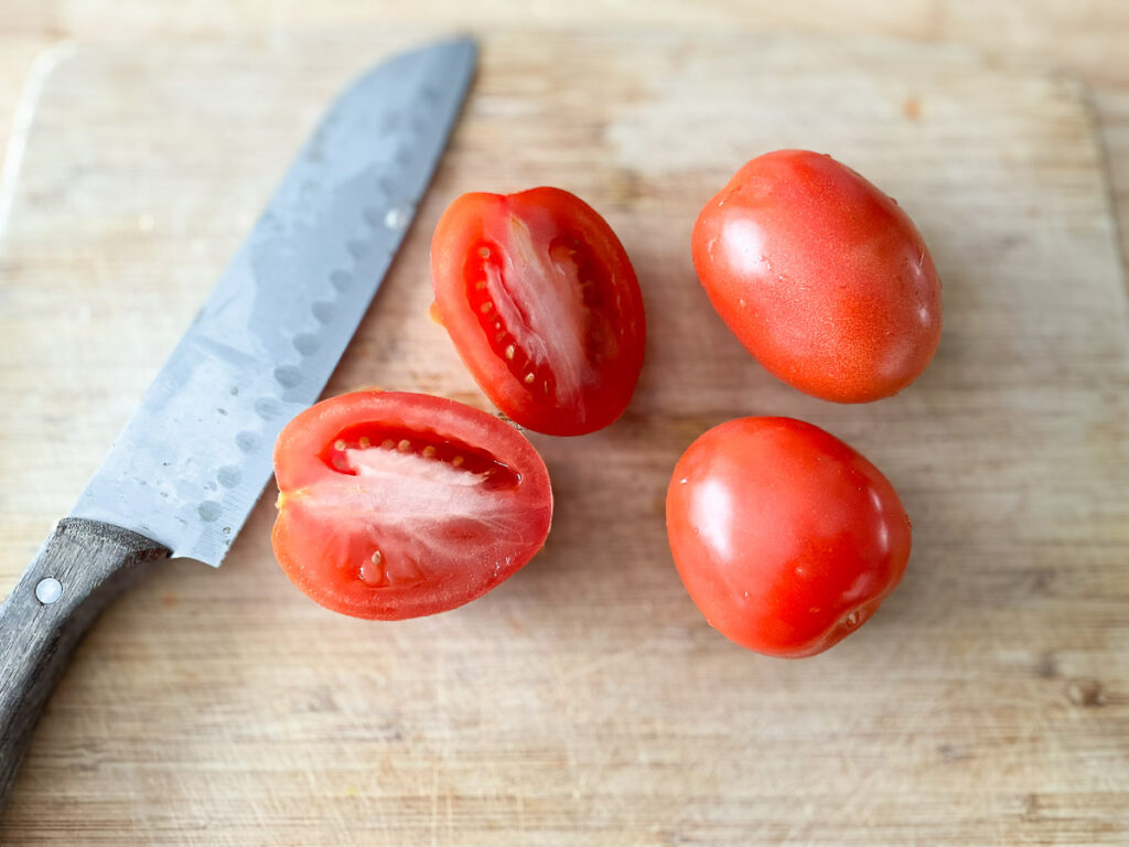 Couper les tomates en deux