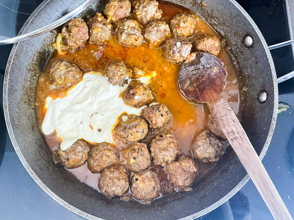 Ajouter ce mélange dans la poêle et bien remuer pour obtenir une sauce crémeuse.