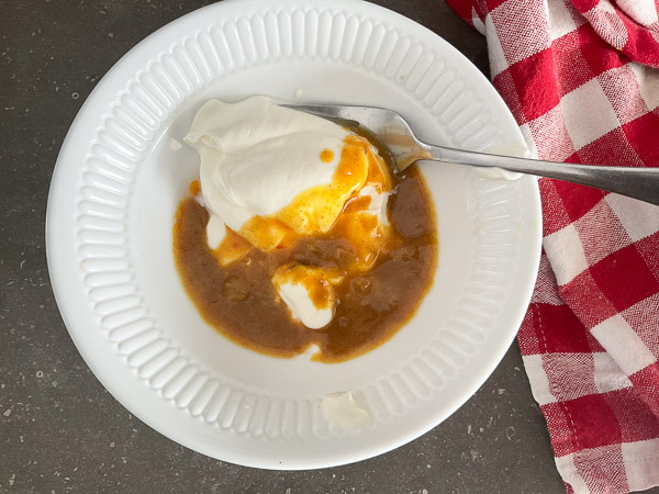 Dans un bol, mélanger le yogourt avec un peu de sauce chaude pour le tempérer.