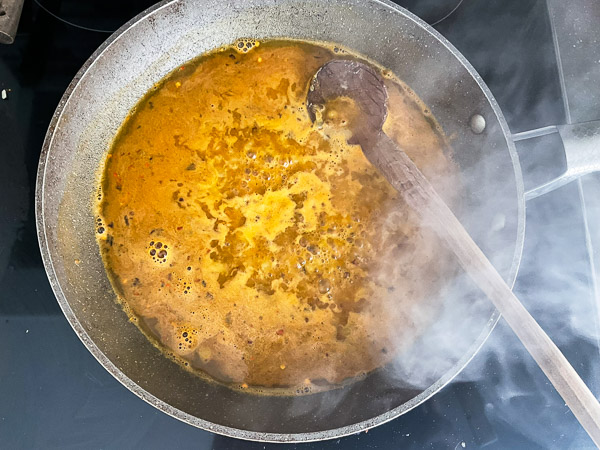 Ajouter le bouillon de poulet et bien mélanger. Laisser mijoter quelques minutes.