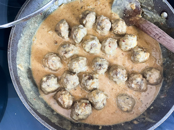 Laisser mijoter quelques minutes supplémentaires jusqu’à ce que la sauce épaississe légèrement.
