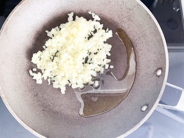 Dans une poêle, chauffer un filet d’huile d’olive à feu moyen et faire revenir l’oignon jusqu’à ce qu’il devienne translucide.