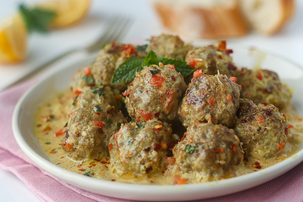 Servir chaud, garni de poivron rouge cru coupé en petits morceaux et de persil ciselé.