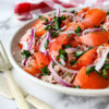 Salade de tomate au thon et oignon rouge
