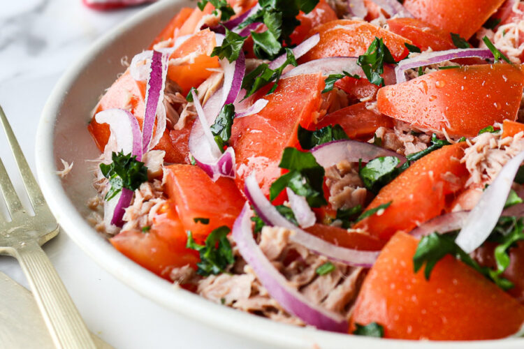 Salade de tomate au thon et oignon rouge