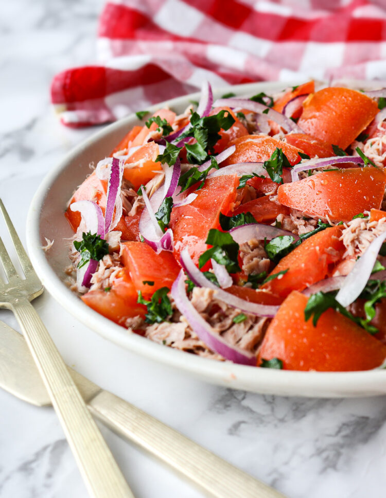 Salade de tomate au thon et oignon rouge
