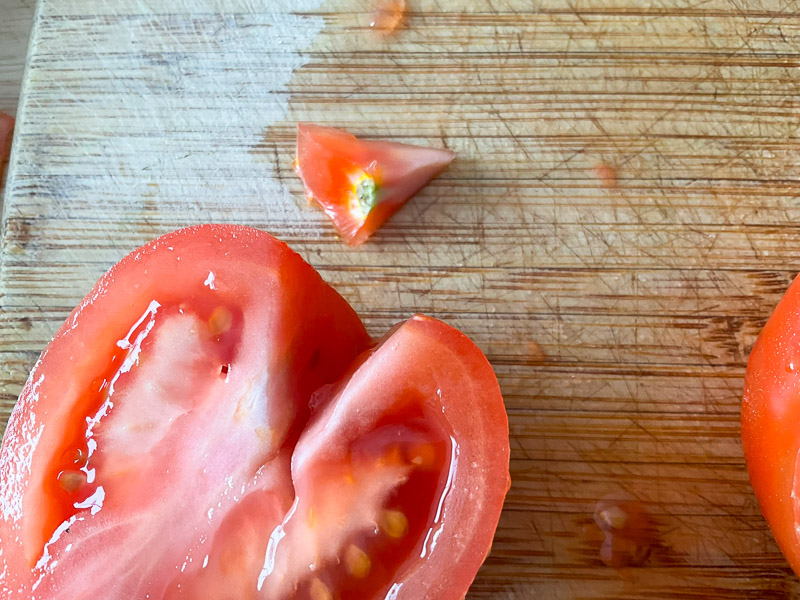 Couper le petit bout dur à la base de la tomate