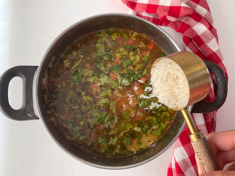 Ajouter de l’eau ou du bouillon et le riz et laisser cuire 20 minutes