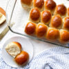 dinner rolls vue d en haut avec parts sur une assiette