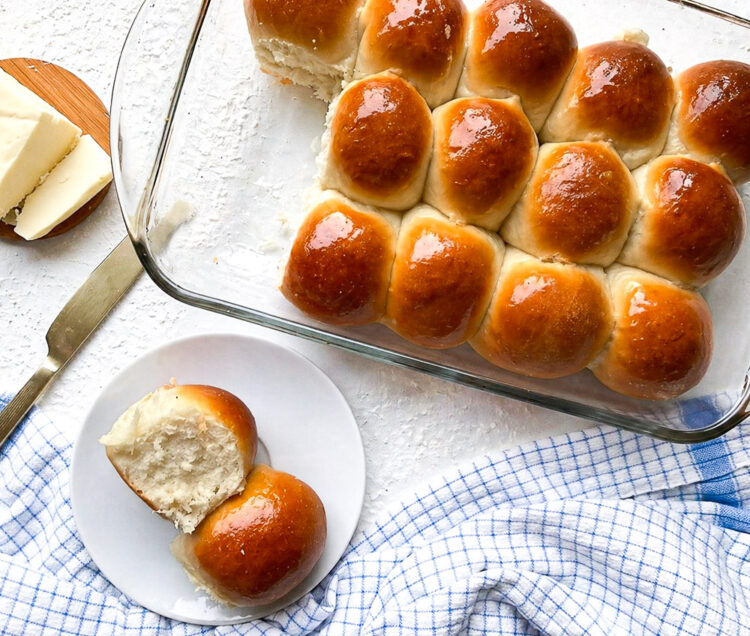 dinner rolls vue d en haut avec parts sur une assiette