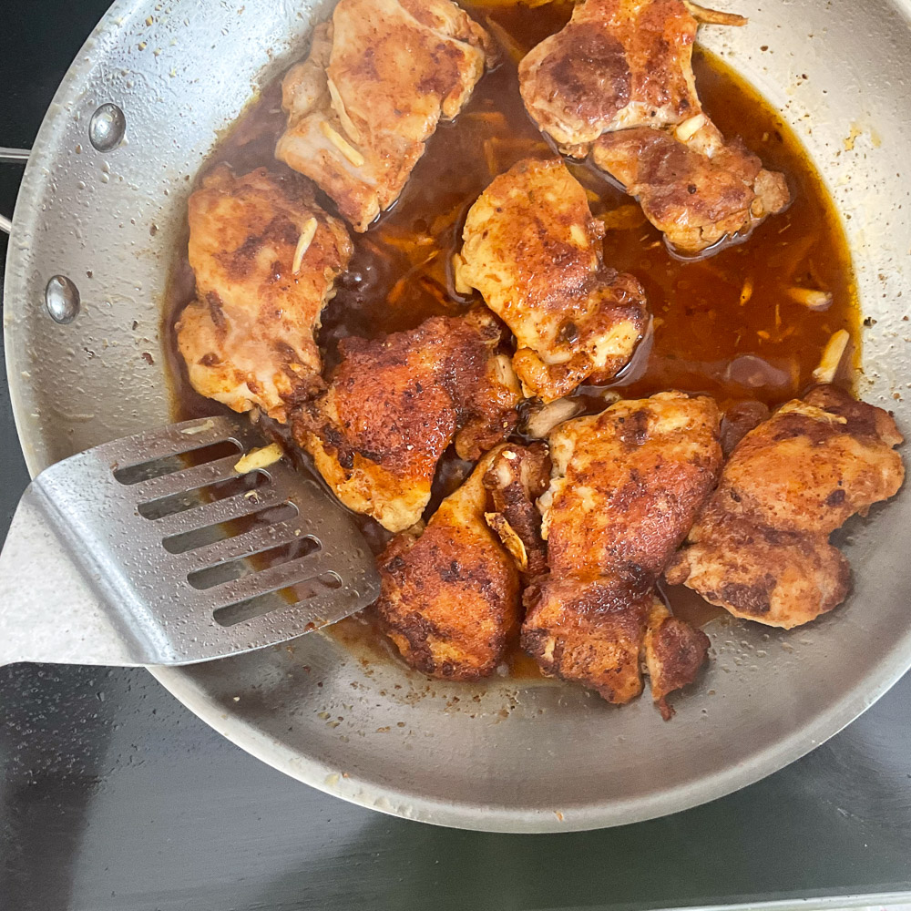 Laissez mijoter quelques minutes jusqu'à ce que la sauce réduise légèrement.