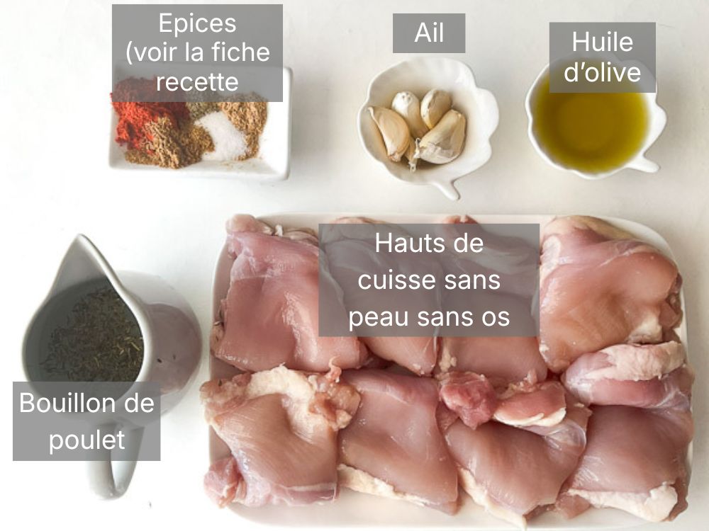 Ingrédients nécessaires pour préparer des hauts de cuisses de poulet à l'ail à la poêle : hauts de cuisses de poulet désossés et sans peau, ail frais, huile d'olive, bouillon de poulet et mélange d'épices.
