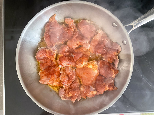 Poulet en cours de cuisson jusqu'à l'obtention d'une belle coloration dorée.