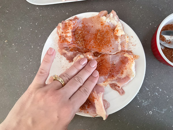 Mélange d'épices frotté sur les hauts de cuisses de poulet afin de bien les enrober.