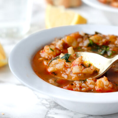 Soupe de crevettes savoureuse à la tomate et à la coriandre