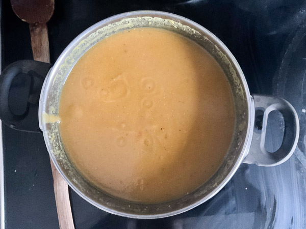 Velouté de courgettes carottes et lentilles rouges mixé, texture lisse et homogène