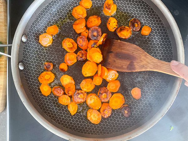 Carottes nantaises sautées à la poêle jusqu'à ce qu'elles soient légèrement dorées et caramélisées.