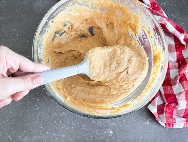 Pâte homogène pour muffins au beurre d'arachide maison, prête à être répartie dans le moule.
