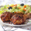 Pilons de poulet croustillants à l'air fryer accompagnés d'une salade verte fraîche.