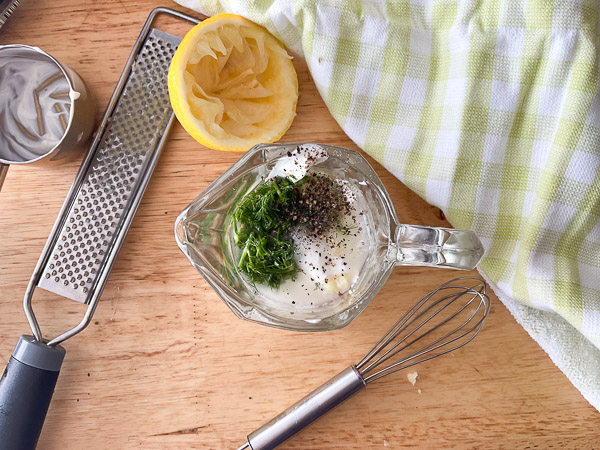 préparation de la sauce au yogourt grec et a l aneth crémeuse
