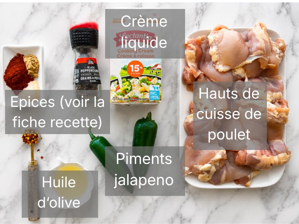 Ingrédients nécessaires pour préparer ce poulet crémeux épicé : hauts de cuisse de poulet, jalapeños, crème à cuisson, huile d’olive et mélange d’épices