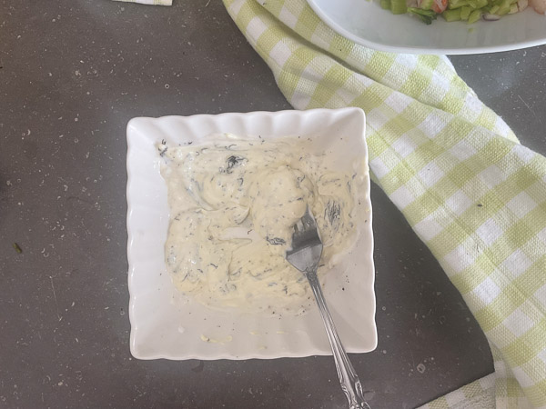 Sauce crémeuse homogène préparée avec mayonnaise, yogourt grec, citron et aneth.
