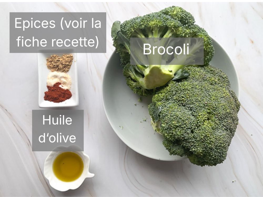 Ingrédients pour préparer du brocoli rôti au Air Fryer : deux têtes de brocoli, huile d'olive et mélange d'épices comprenant du paprika, de la poudre d'ail et du gingembre.