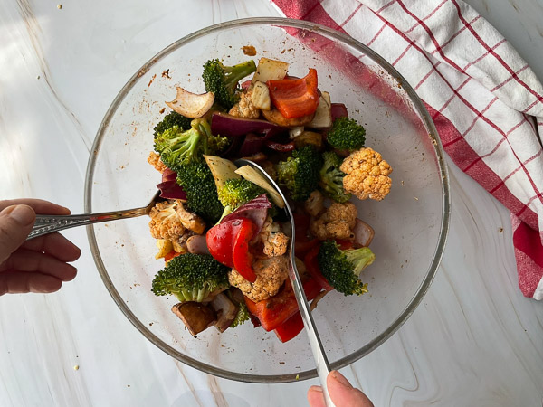 Légumes bien enrobés de marinade dans un grand bol avant de reposer quelques minutes.