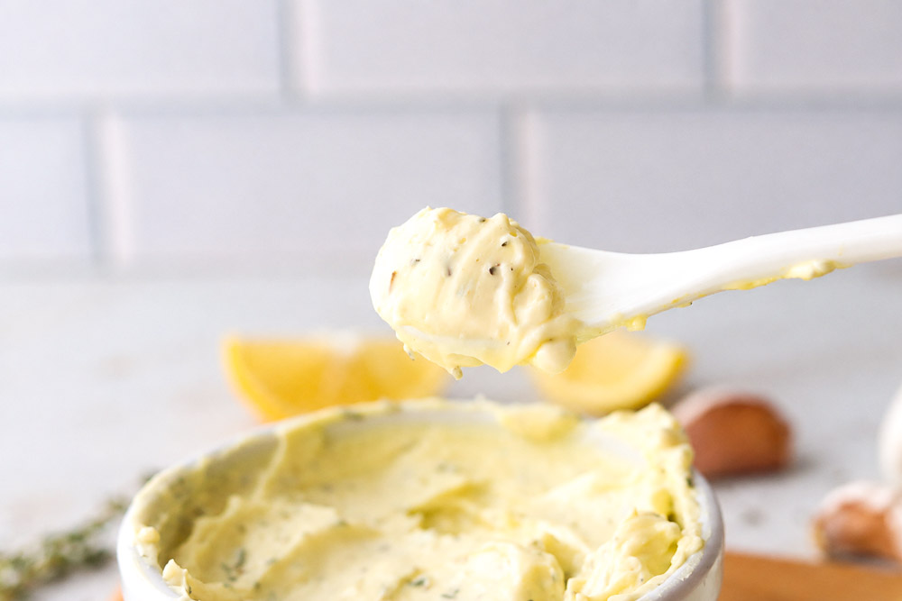La mayonnaise est prête lorsqu'elle est bien épaisse, lisse et homogène, et que toute l'huile a été incorporée. Réfrigérer une quinzaine de minutes avant de servir pour une texture encore plus ferme.