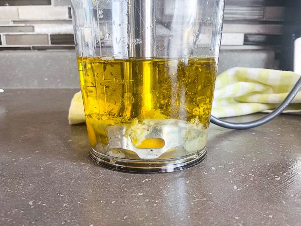 Déposer le mélangeur à immersion au fond du récipient, puis démarrer sans le bouger. Dès les premières secondes, la mayonnaise commence à se former sous le pied du mélangeur.