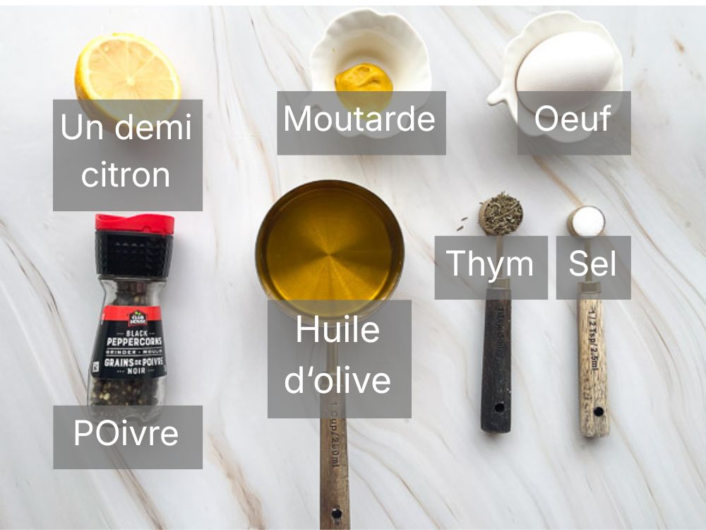 Ingrédients pour préparer une mayonnaise maison à l'huile d'olive et au thym : œuf, moutarde de Dijon, huile d'olive, citron, thym séché, sel et poivre noir.