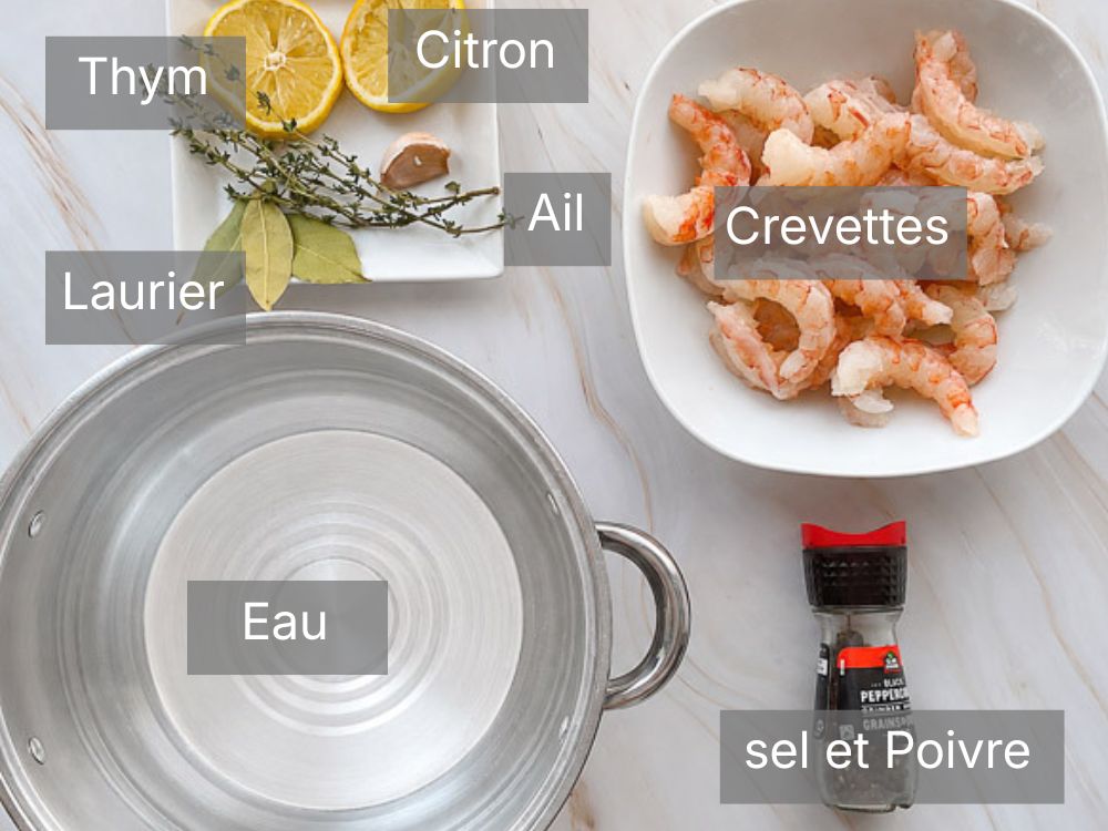 Ingrédients nécessaires pour pocher des crevettes : crevettes, eau, citron, thym frais, feuilles de laurier, ail, sel et poivre disposés sur une surface en marbre clair.