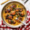 Poulet crémeux épicé garni de persil frais servi dans une sauce onctueuse aux jalapeños