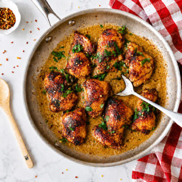 Poulet crémeux épicé garni de persil frais servi dans une sauce onctueuse aux jalapeños