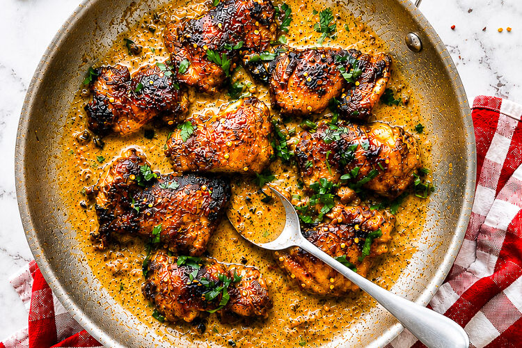 Poulet crémeux épicé garni de persil frais servi dans une sauce onctueuse aux jalapeños