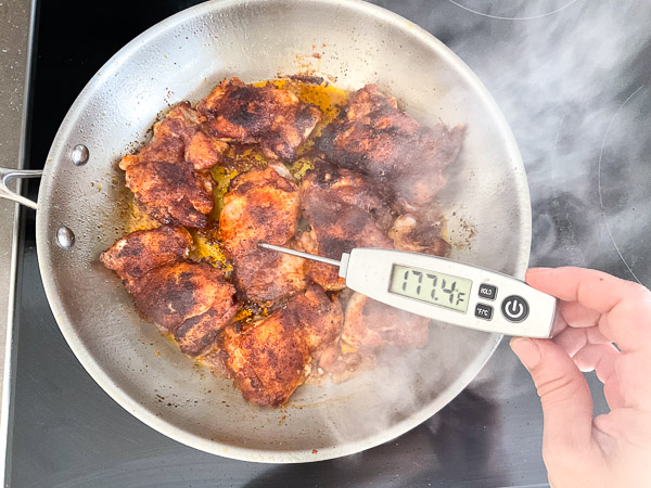 Vérification de la température interne des hauts de cuisse de poulet à l’aide d’un thermomètre de cuisson