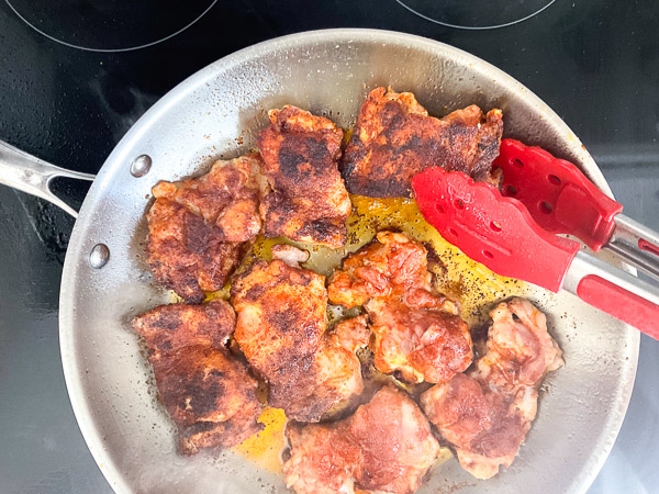 Cuisson des hauts de cuisse de poulet jusqu’à ce qu’ils soient bien dorés