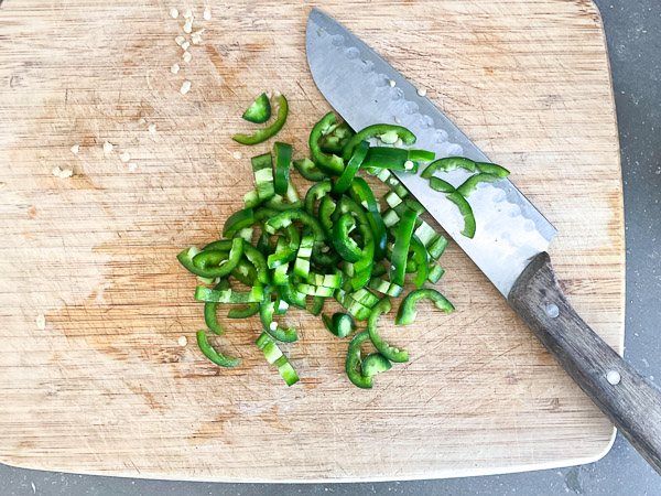 Jalapeños coupés en fines rondelles pour parfumer la sauce crémeuse épicée