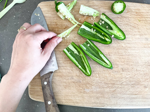 Retrait du cœur et des graines des jalapeños pour obtenir une saveur plus douce et moins piquante