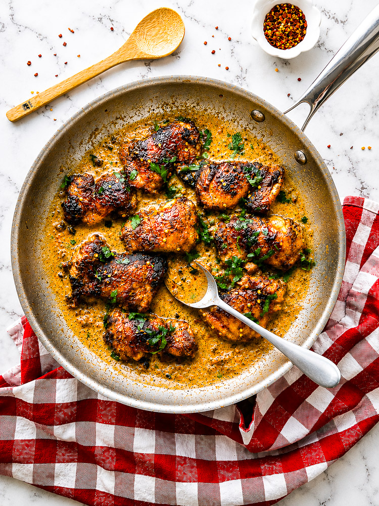 Poulet crémeux épicé garni de persil frais servi dans une sauce onctueuse aux jalapeños