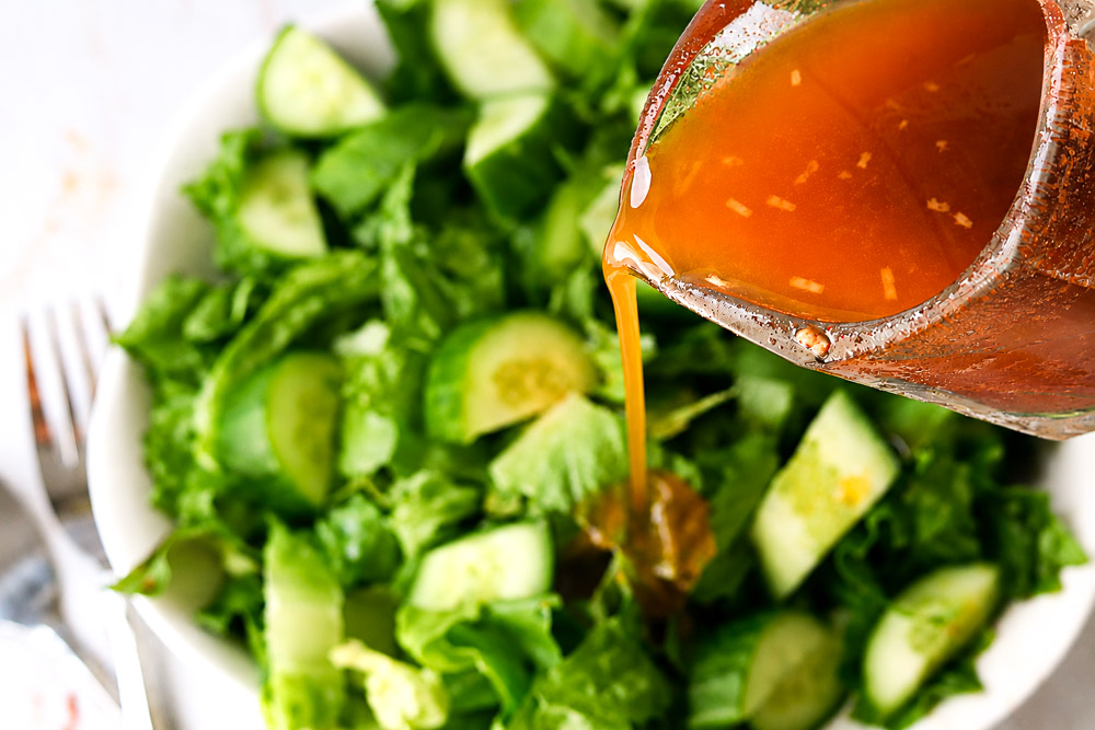 Vinaigrette au paprika fumé et à l’ail versée sur une salade verte composée de laitue et de concombre frais.
