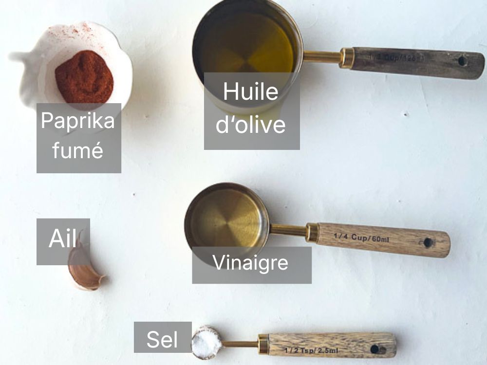 Ingrédients pour préparer une vinaigrette maison au paprika fumé et à l’ail : huile d’olive, vinaigre blanc, ail frais, sel et paprika fumé.