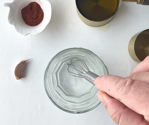 Étape 3 – Mélange du vinaigre et du sel à l’aide d’un fouet pour obtenir une base homogène.